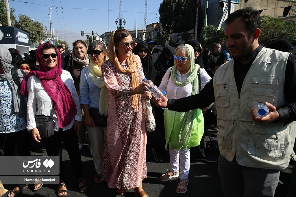 تصاویر زنان اسپانیایی در پیاده روی جاماندگان اربعین در میدان امام حسین (ع)