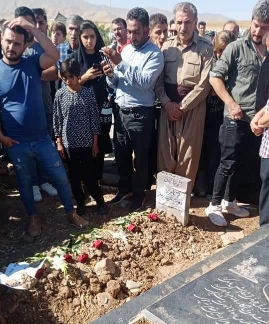 تصاویر مراسم تشییع و تدفین مهسا امینی | نمایی از حضور مردم در آرامستان سقز