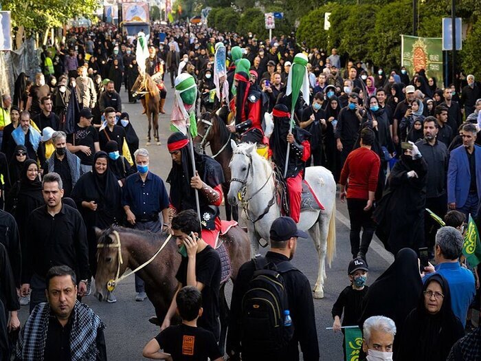 استقبال جاماندگان اربعین در تهران از کاروان «آیینهداران آفتاب»