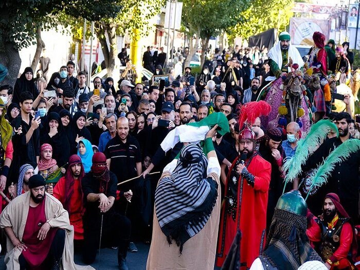 ویدئو | استقبال جاماندگان اربعین در تهران از کاروان «آیینهداران آفتاب» |  ۱۰ سال از نخستین پیاده روی جاماندگان  اربعین حسینی(ع) گذشت آیینه داران آفتاب