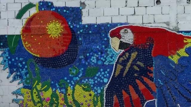 تصاویر | نقاشی با ابزاری عجیب روی دیوار یک شهر | دیوار ۲۷۰ متری رنگیرنگی را ببینید