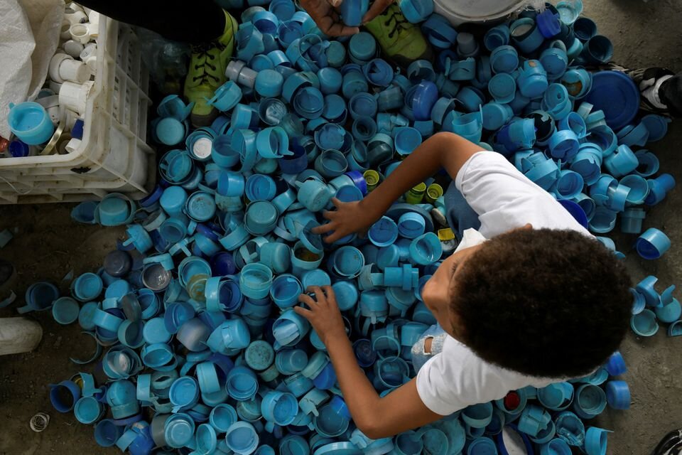 تصاویر | نقاشی با ابزاری عجیب روی دیوار یک شهر | دیوار ۲۷۰ متری رنگیرنگی را ببینید