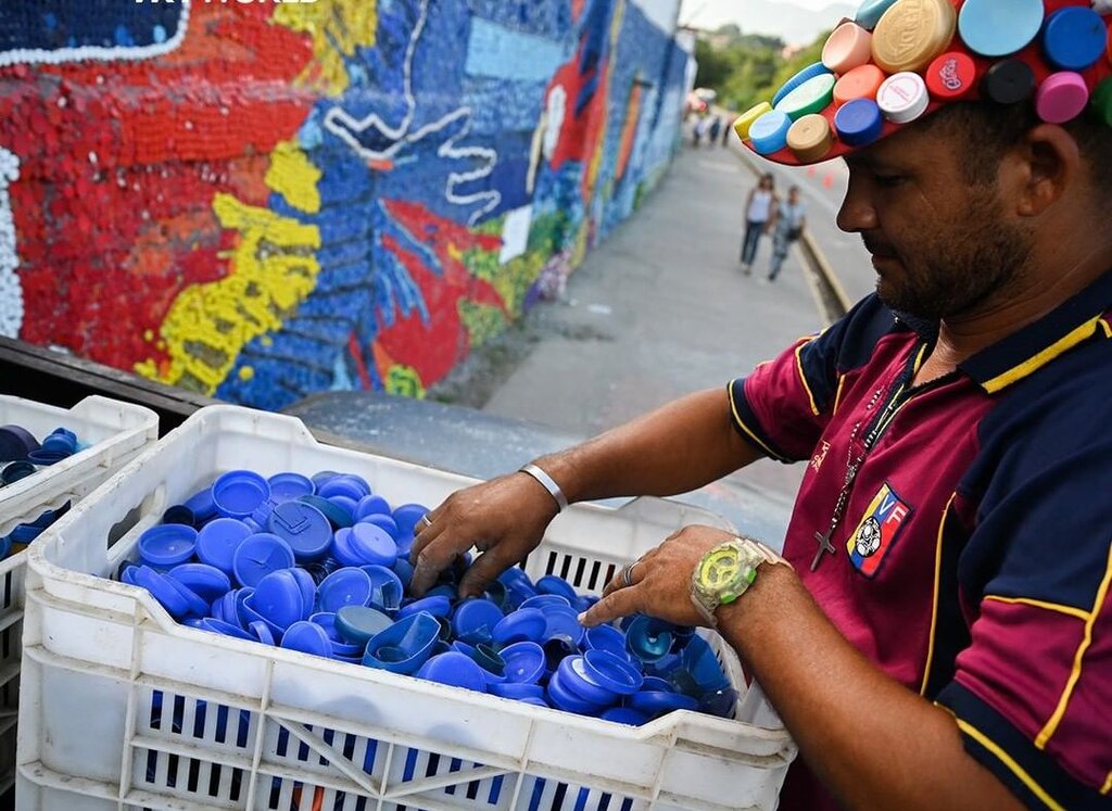 تصاویر | نقاشی با ابزاری عجیب روی دیوار یک شهر | دیوار ۲۷۰ متری رنگیرنگی را ببینید