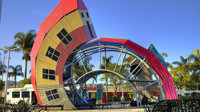 زیباترین ایستگاههای اتوبوس جهان | وقتی زنبورها هم در ایستگاه جایگاه ویژه دارند