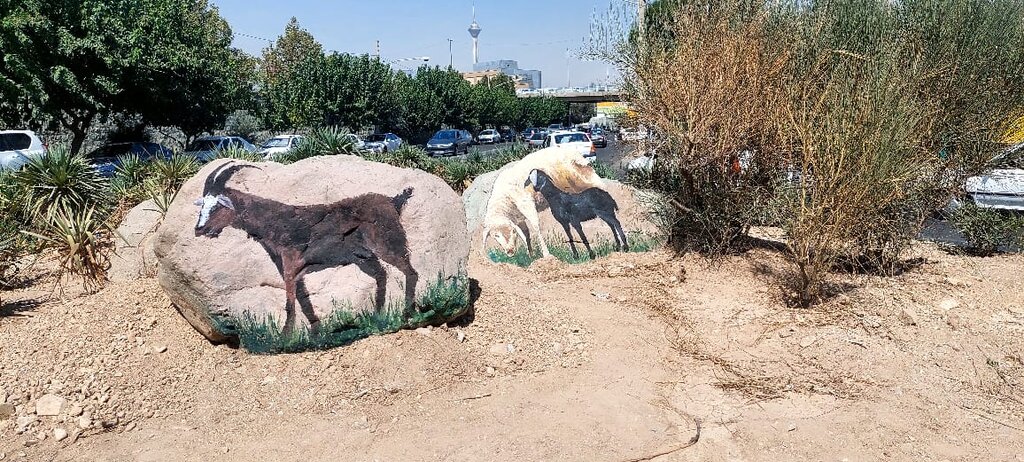 پرسه گوسفندان در مقابل طباخی‌های شهر! | ترفند جدید برای نگهداری گوسفند، سنجاب و فلامینگو در پایتخت