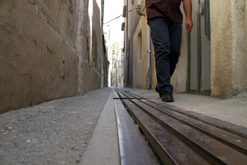 چرا بعضی پیادهروها کاربری دیگری دارند؟ | تلاش مدیریت شهری برای احیای فرهنگ «پیادهروی» | روند روبه رشد بهسازی معابر در منطقه۱۸