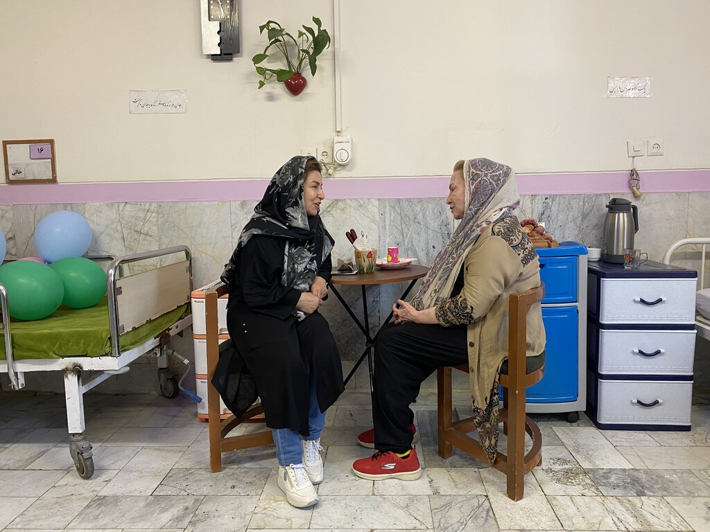 پای صحبت چهره معروف شبکههای مجازی و نیکوکارِ از تورنتو برگشته | شنبهها نارون کهریزک بوی خانه را میدهد