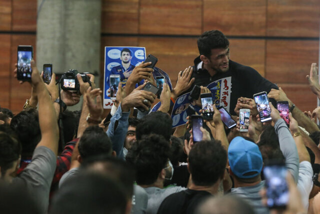 عکس| استقبال چند هزار نفری از حسن یزدانی و تیم ملی کشتی آزاد | قدردانی مردم از پادشاه کشتی با صدای ساز و دهل