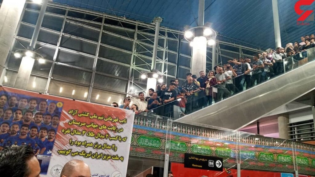 ملی پوشان کشتی با ساز و دهل روی دوش هواداران