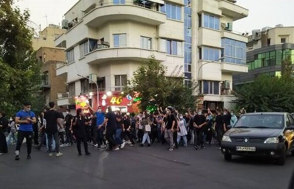 فرمان اغتشاش با رمز مهسا | از ضرب و شتم پلیس تا آتش زدن پرچم ایران؛ خویشتن داری ماموران امنیتی در ۲ روز اعتراض تجمعات