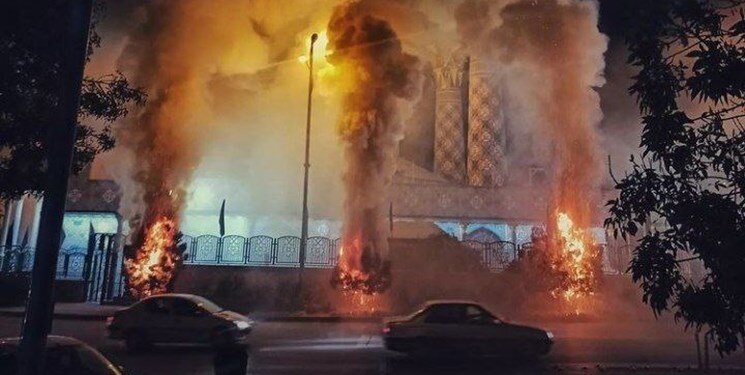 ببینید | در تجمعات همدان چه گذشت؟ | لیدرها لباس قرمز به تن داشتند... | اغتشاشگران قصد تعرض به بقعه امامزاده عبدالله را داشتند