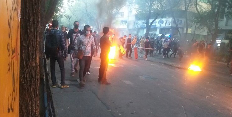 در تجمعات تبریز چه گذشت؟ | از آتش در کف خیابان تا سنگ زدن پلیس - همشهری آنلاین