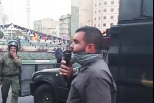 صحبت یکی از فرماندهان یگان ویژه با مردم رهگذر و تماشاچی در میدان ولیعصر؛ ایران، ایران همه ماست