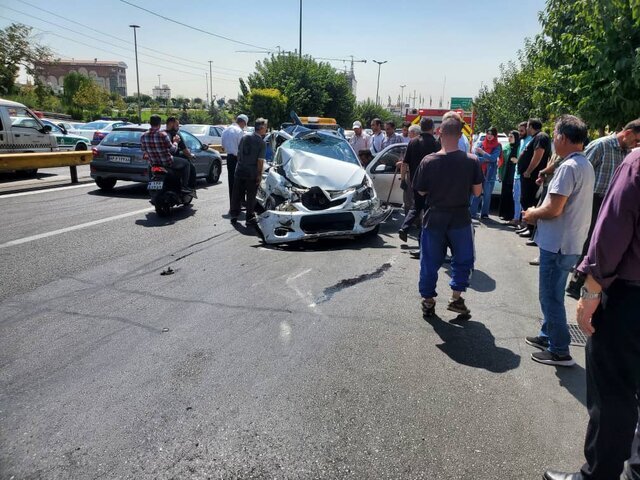 تصادف کامیون با ۸ خودرو در بزرگراه اشرفی اصفهانی | ۷ نفر راهی بیمارستان شدند