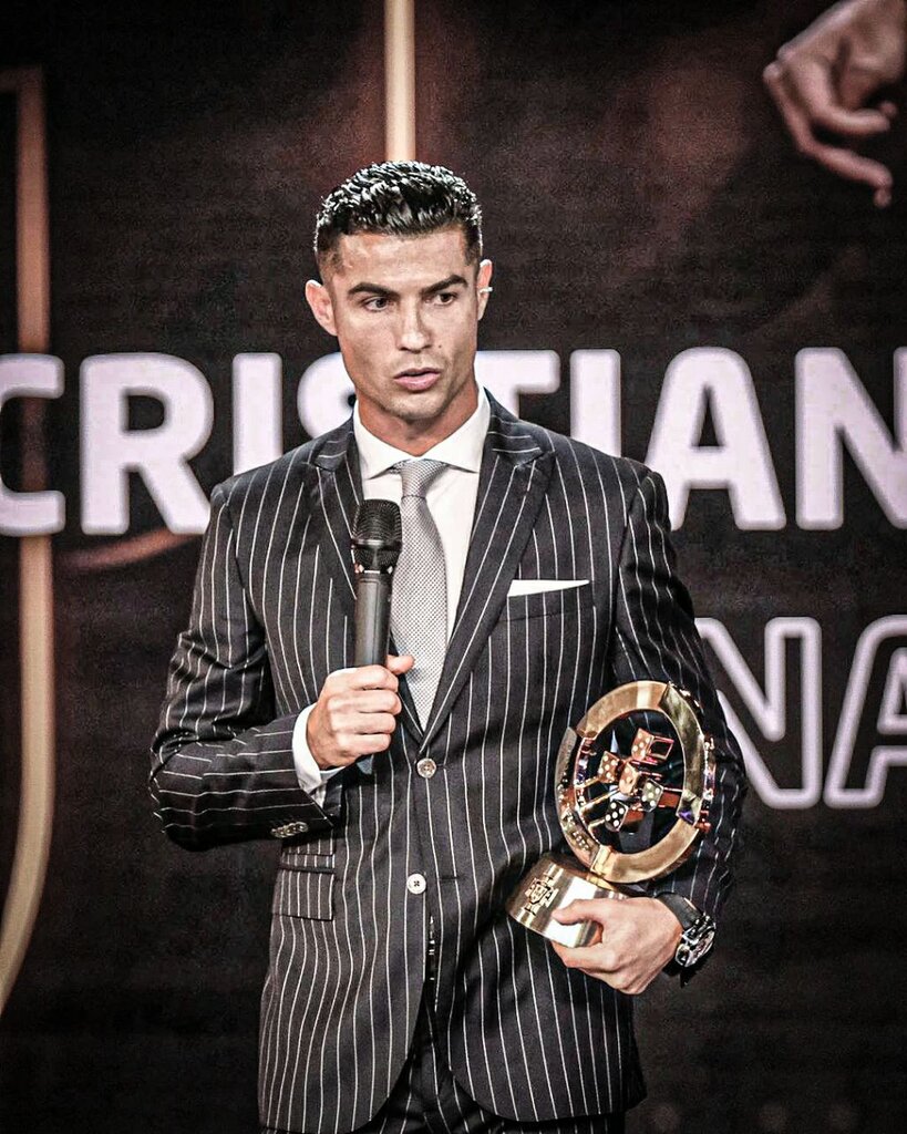 عکس | جایزه به آقای گل جهان | تقدیر ویژه از بهترین گلزن ملی تاریخ