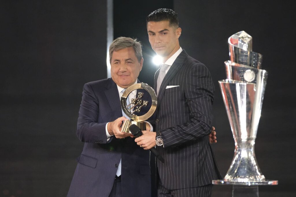 عکس | جایزه به آقای گل جهان | تقدیر ویژه از بهترین گلزن ملی تاریخ