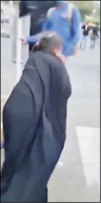 اوج دنائت؛ مشت و لگد بر یک خانم چادری رهگذر  و کشیدن چادر از سر این زن محجبهی بیپناه توسط آشوبگران