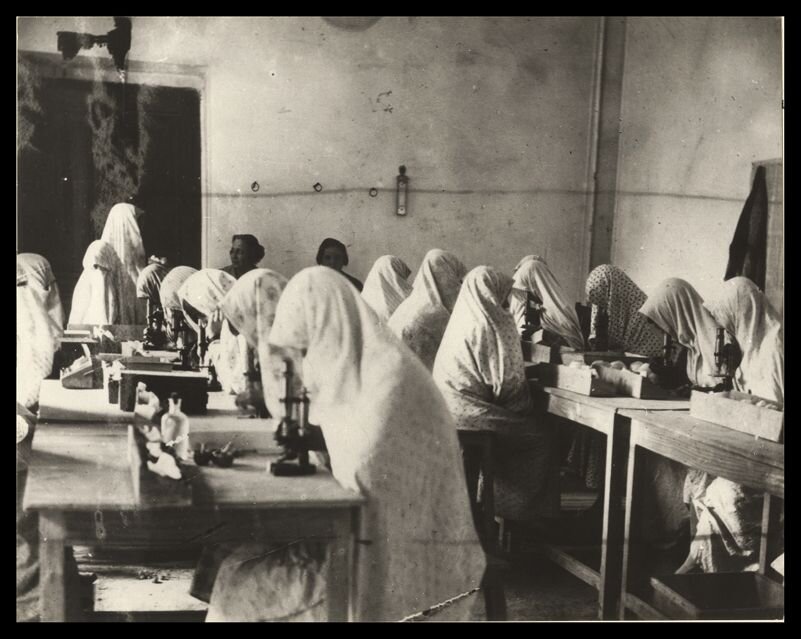 مدرسه ای دخترانه در دوره قاجار