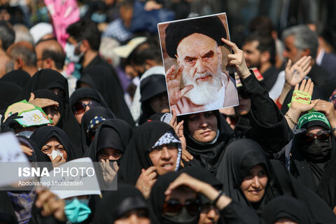 تصاویر رهبر انقلاب و سردار سلیمانی در دست راهپیمایان اول مهر