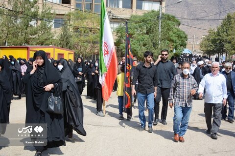 تصاویر رهبر انقلاب و سردار سلیمانی در دست راهپیمایان اول مهر