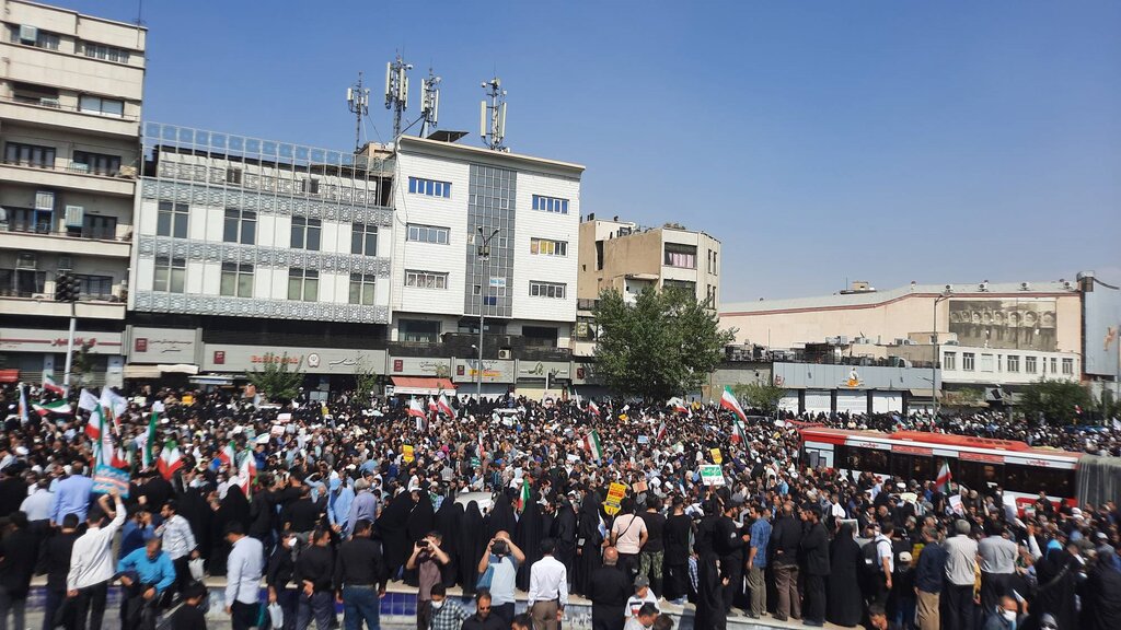 تصاویر راهپیمایی مردم تهران در محکومیت حرکات هنجارشکنانه | قطعنامه پایانی؛ جسارتی بزرگ صورت گرفت | اگر دست از رفتارهای ننگین خود برندارید . 