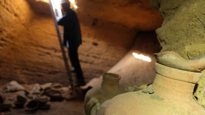 عکسl تصاویر خیره‌کننده از اشیاء باستانی یک غار مخفی در فلسطین