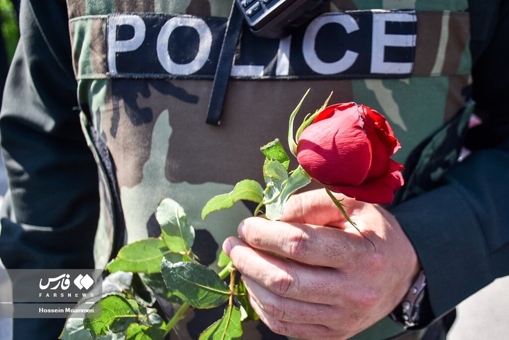 اهدای گل به پلیس در راهپیمایی اول مهر