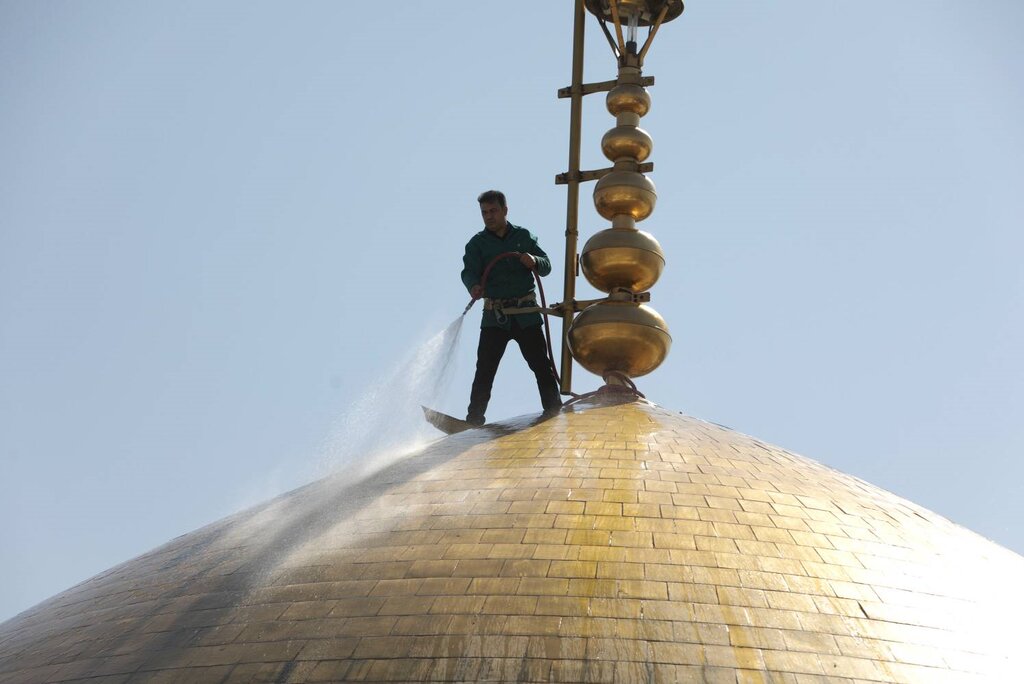 تصاویر | شستوشوی گنبد مطهر رضوی در آستانه شهادت امام رضا (ع)