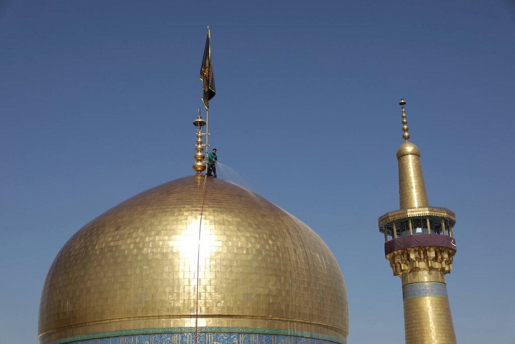 تصاویر | شستوشوی گنبد مطهر رضوی در آستانه شهادت امام رضا (ع)
