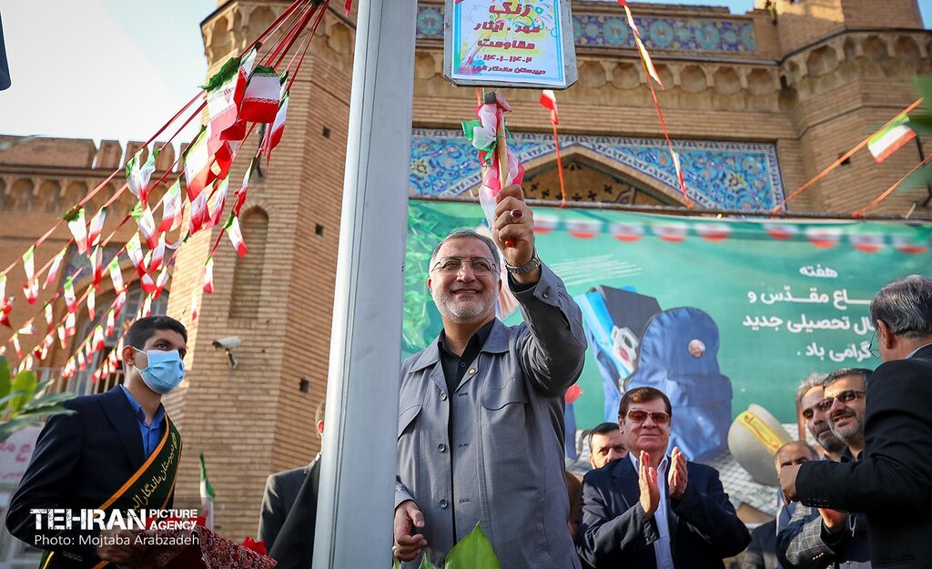 سلفی شهردار تهران با دانشآموز دبیرستان البرز