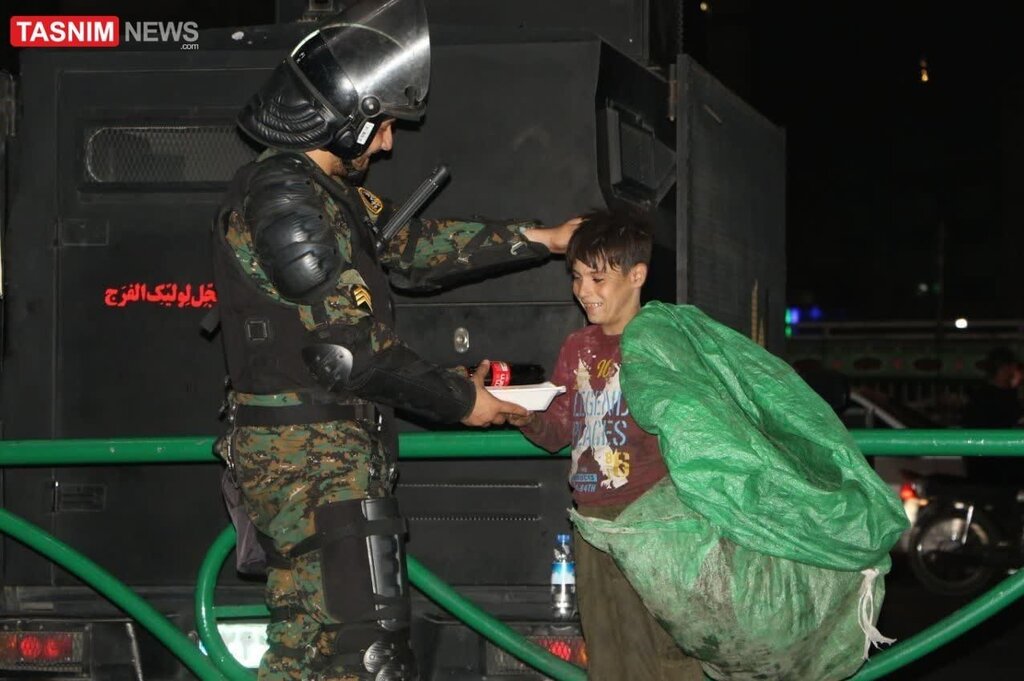 متفاوتترین تصاویر از یگان ویژه در اوج ناآرامیها | از لبخند به یک خانم تا نگاه متعجب یک دختر!