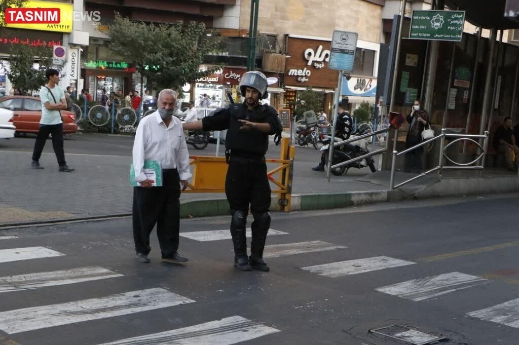 متفاوتترین تصاویر از یگان ویژه در اوج ناآرامیها | از لبخند به یک خانم تا نگاه متعجب یک دختر!