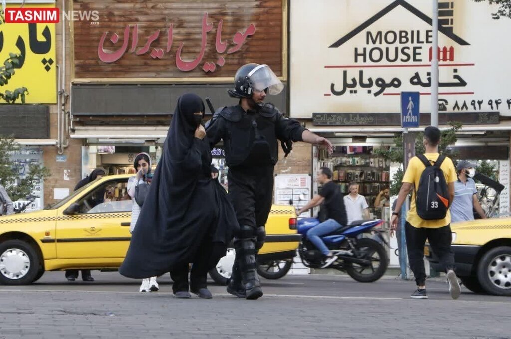 متفاوتترین تصاویر از یگان ویژه در اوج ناآرامیها | از لبخند به یک خانم تا نگاه متعجب یک دختر!