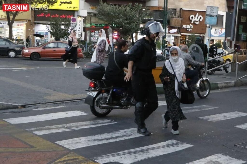 متفاوتترین تصاویر از یگان ویژه در اوج ناآرامیها | از لبخند به یک خانم تا نگاه متعجب یک دختر!