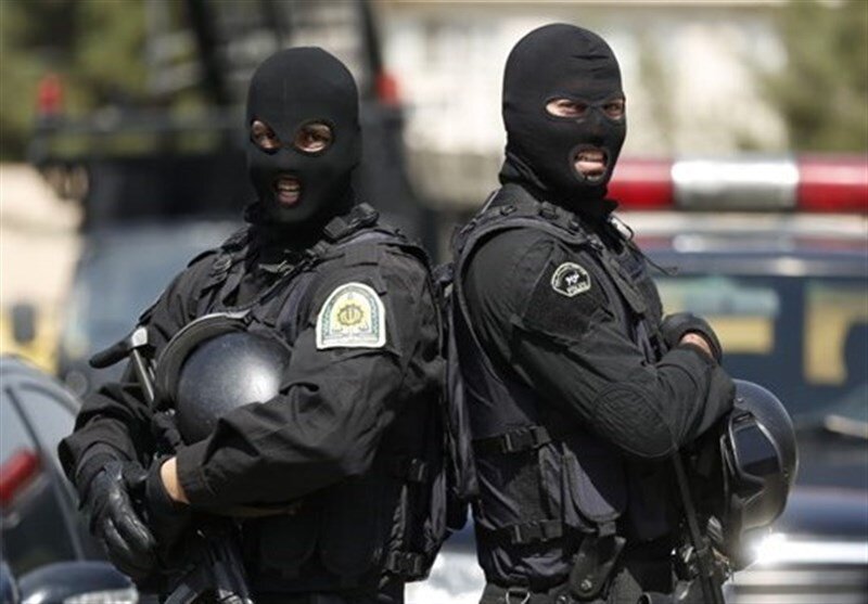 عکس سانسور شده یگان ویژه با یک زن ایرانی | ماموران یگان ویژه به زن دستفروش چه گفتند؟ | ویدئویی که رسانههای خارجی نشان نمیدهند