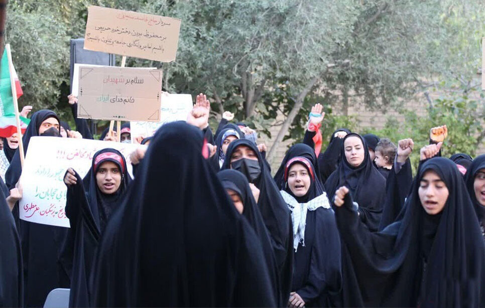 اجتماع دختران در حمایت از حجاب