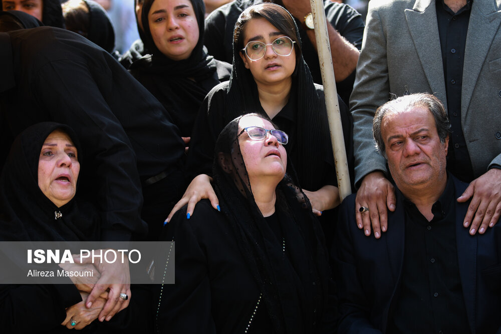 تصاویر | چهره‌ها در مراسم خاکسپاری امین تارخ | اشک های بی امان رضا کیانیان