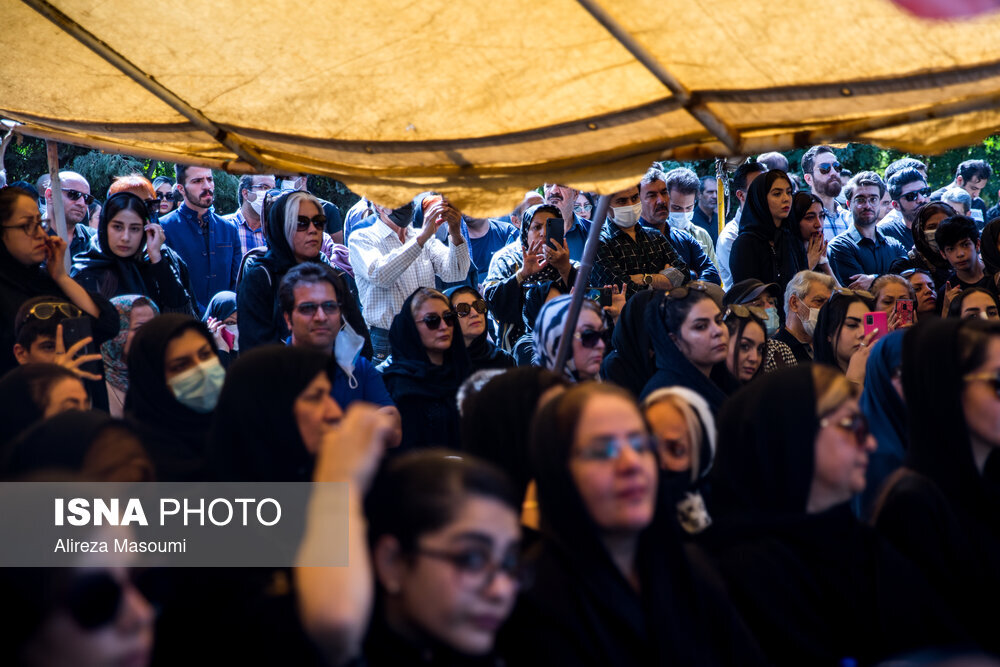 تصاویر | چهرهها در مراسم خاکسپاری امین تارخ | اشک های بی امان رضا کیانیان