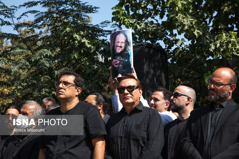تصاویر | چهره‌ها در مراسم خاکسپاری امین تارخ | اشک های بی امان رضا کیانیان