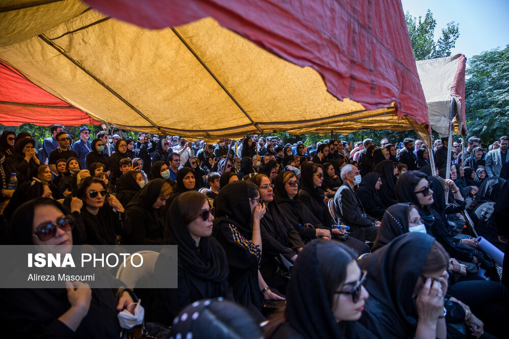 تصاویر | چهرهها در مراسم خاکسپاری امین تارخ | اشک های بی امان رضا کیانیان