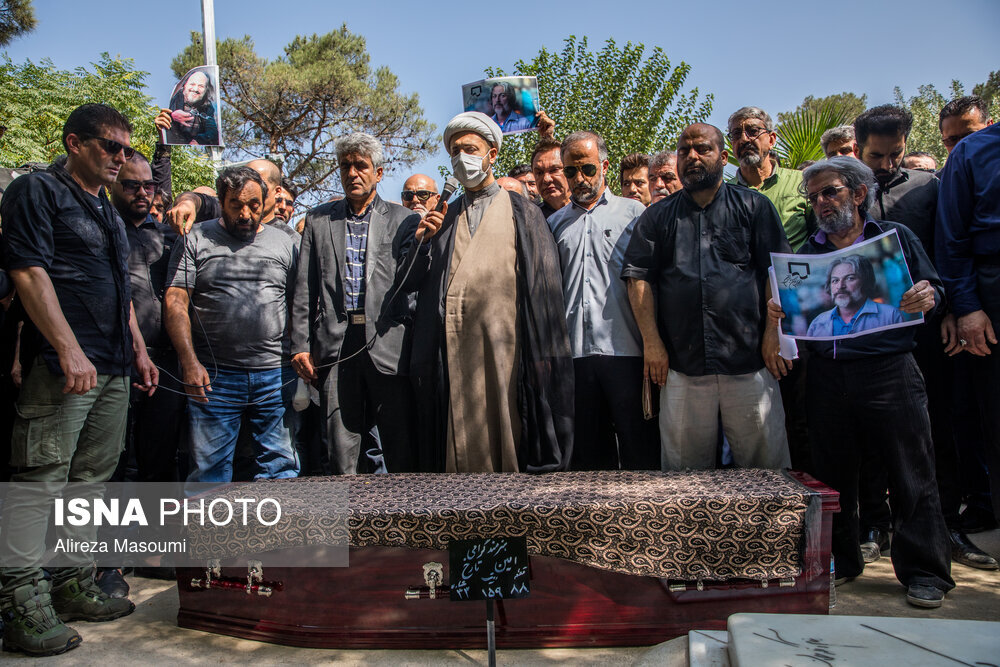 تصاویر | چهرهها در مراسم خاکسپاری امین تارخ | اشک های بی امان رضا کیانیان