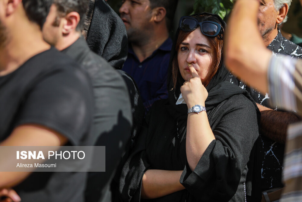 تصاویر | چهرهها در مراسم خاکسپاری امین تارخ | اشک های بی امان رضا کیانیان و چهره بهت زده و اندوهگین فاطمه معتمدآریا