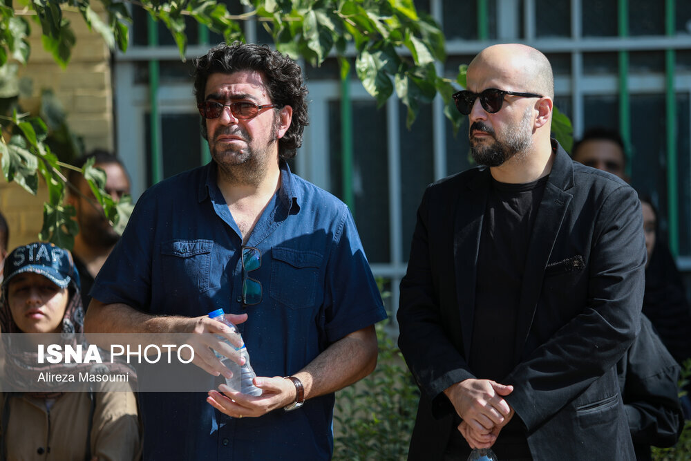 تصاویر | چهرهها در مراسم خاکسپاری امین تارخ | اشک های بی امان رضا کیانیان و چهره بهت زده و اندوهگین فاطمه معتمدآریا