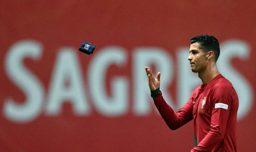 عکس | رونالدو حرکت جنجالی را تکرار کرد! | اقدام خبرساز کاپیتان تیم ملی پرتغال بعد از شکست مقابل اسپانیا