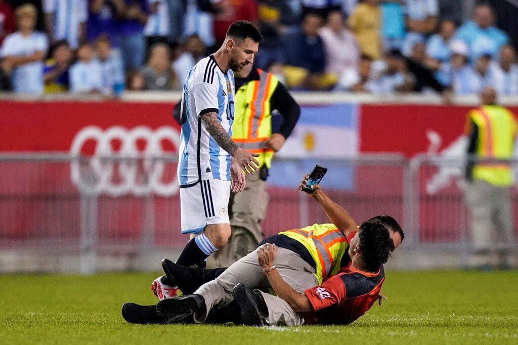 تصویر پربازدید درخواست عجیب از لیونل مسی | واکنش فوق ستاره آرژانتینی به رفتار یک تماشاگر وسط زمین فوتبال