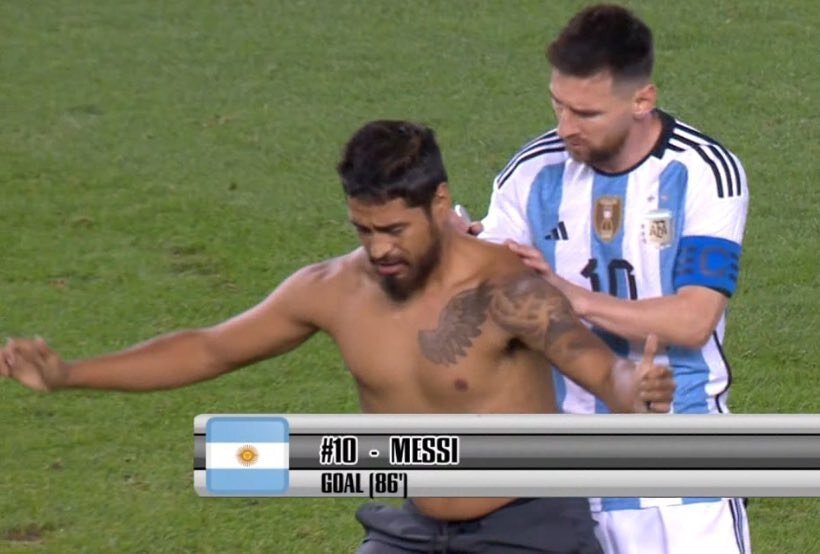 تصویر پربازدید درخواست عجیب از لیونل مسی | واکنش فوق ستاره آرژانتینی به رفتار یک تماشاگر وسط زمین فوتبال