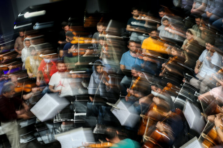 مجید انتظامی: برای ساخت موسیقی فیلمها تیر خوردم و شیمیایی شدم! | همه از ایران بروند من میمانم