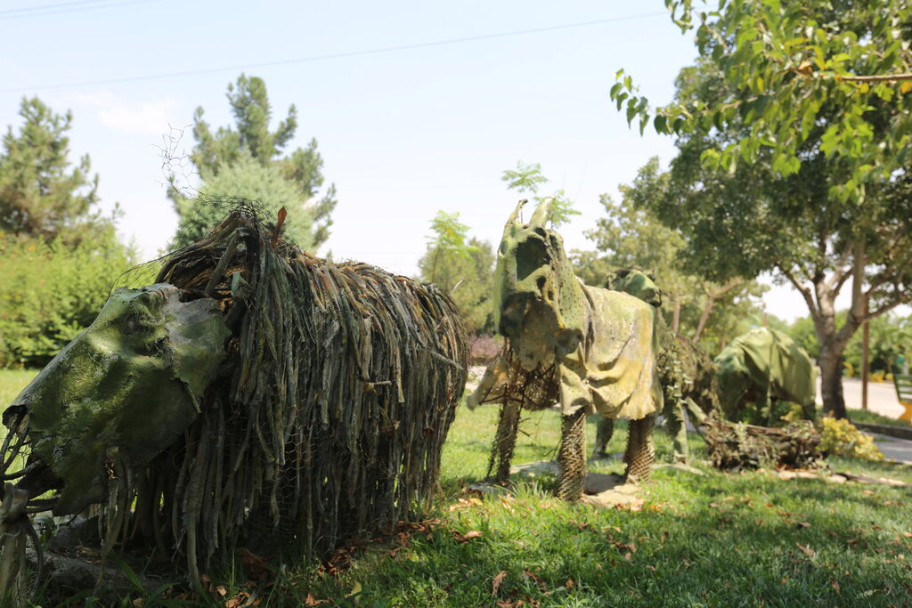 گزارشتصویری | تبدیل تصورات عجیب به واقعیت | دهکده حیوانات بازیافتی تهران کجاست؟