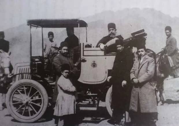 تصویری از محمدرضا پهلوی سوار بر اولین خودرو ایران