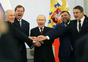 تصاویر خنده‌های پوتین در لحظه امضای سند الحاق ۴ منطقه از اوکراین به روسیه | قراردادهای الحاق امضا شد